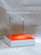 totem da banco in plexiglass illuminato con faretti